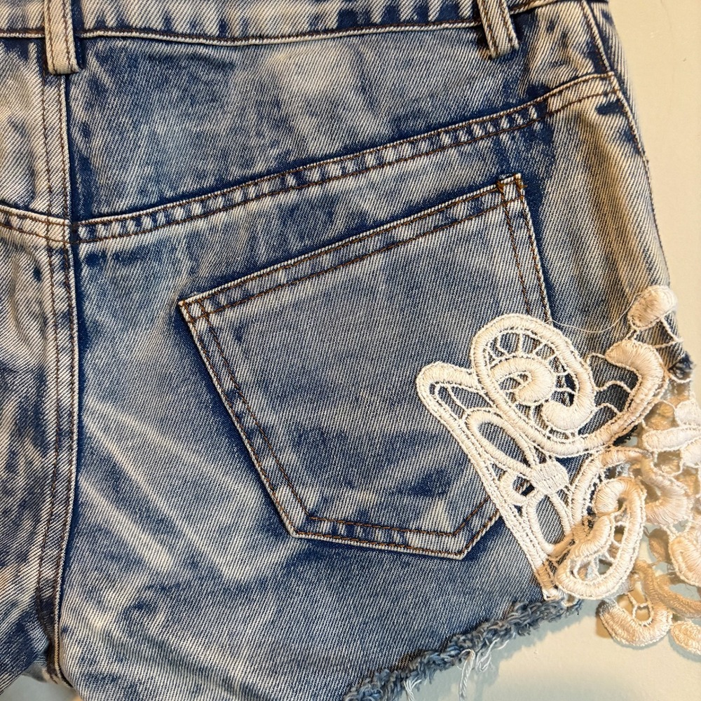 RAGA Boho Festival Shorts Size S Crochet Lace Trim Fray Hem Light Acid Wash NWT - Picture 7 of 10